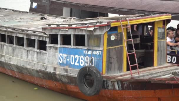 Primitív turisztikai hajók várják a turistákat a Mekong folyó deltájában, Vietnamban — Stock videók