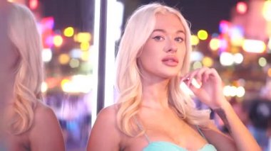 Las Vegas Kızı, Genç Sarışın Kadın, Günah Şehri 'nin Parlak Dış Yüzü Kameraya