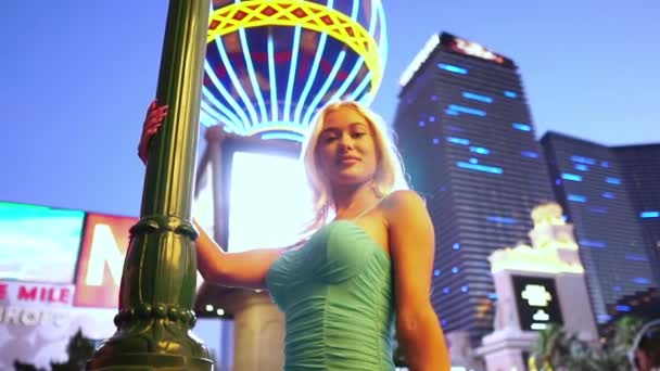 Jeune femme blonde sexy sur Las Vegas Strip la nuit posant à la caméra au ralenti — Video