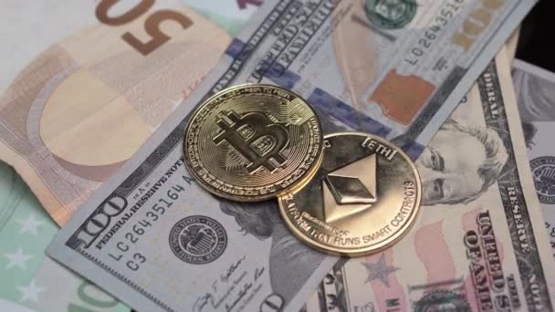Bitcoin BTC y Ethereum ETH Criptomoneda Monedas en 100 Dólares y Euro Facturas — Vídeo de stock