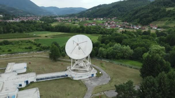 具有大抛物线天线的卫星地面站的无人机空中视图 — 图库视频影像