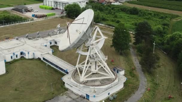 Stazione satellitare a terra, Vista aerea, Piatto grande antenna parabolica, Comunicazione — Video Stock