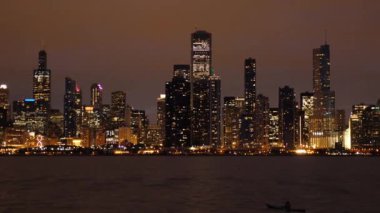 Gece Şikago, Gökdelenler ve Binalar Üzerine Parlak Işıklar Liman Kenti