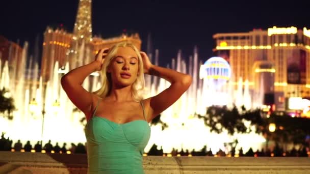 Ragazza bionda sexy a Las Vegas di notte, rallentatore. Donna attraente, Fontana — Video Stock