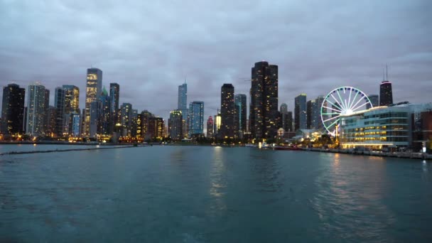 Chicago USA in der Dämmerung, filmischer Blick vom Michigan Lake. Lichter am Wasser — Stockvideo