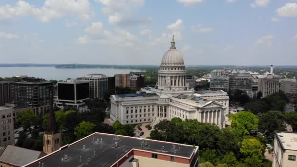Wisconsin State Capitol, Madison EUA. Construção com sistema de painel solar, aéreo — Vídeo de Stock