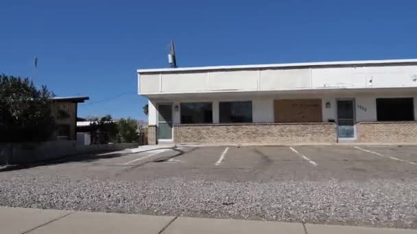Conducir por edificios abandonados de negocios, Laughlin, Nevada, EE.UU. Pérdida económica — Vídeo de stock