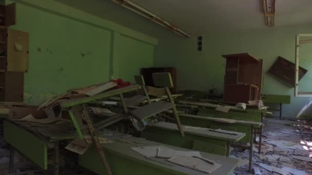 Csernobil Pripyat Ukrajna, Roncsolt elhagyott iskolai tanterem, nukleáris katasztrófa — Stock videók