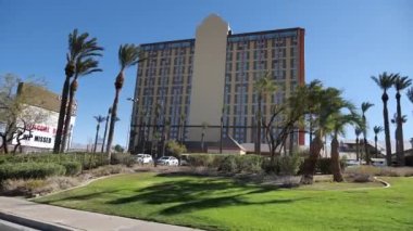 Laughlin River Lodge Oteli ve Nevada Kumarhanesi 'nin önünden Sunny Day' de geçiyoruz.
