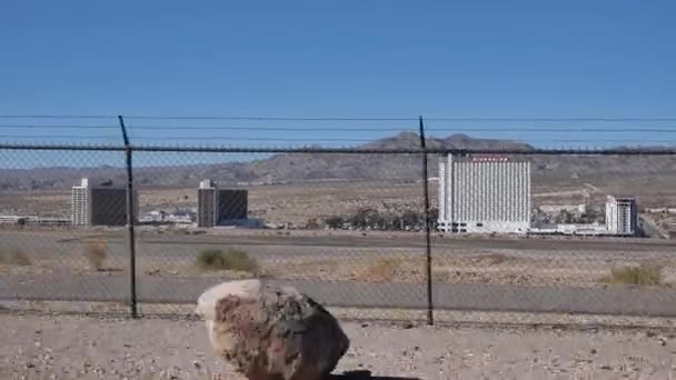 Laughlin, Nevada États-Unis. Derrière la clôture point de vue de conduite des hôtels de casino — Video