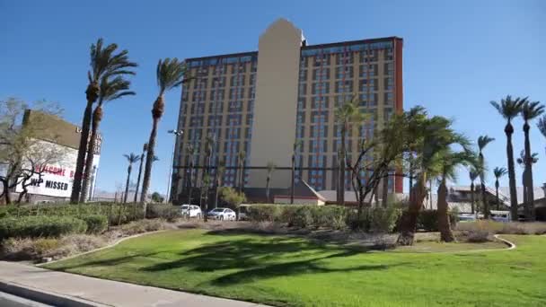 Conducir por carretera por Laughlin River Lodge Hotel y Casino Nevada USA en Sunny Day — Vídeo de stock