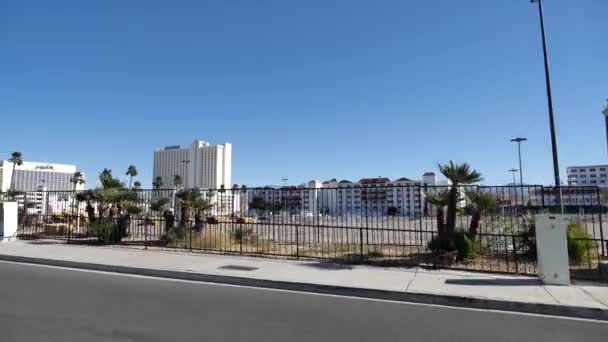 Laughlin, Nevada USA. Autofahren auf der Straße durch Luxushotels und Casinos — Stockvideo