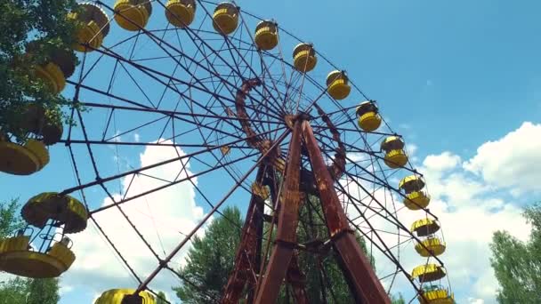 Fairground Pariserhjul vid Tjernobyl, Ukraina. Rusty strukturen förblir intakt — Stockvideo