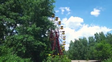 Çernobil Terk Edilmiş Lunapark Dönme dolabı Üzerinde Çimen Bahçesi
