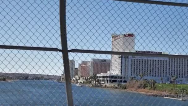 Laughlin Nevada 'daki Colorado nehrinin üzerinden geçen köprü ABD lüks oteller manzaralı — Stok video