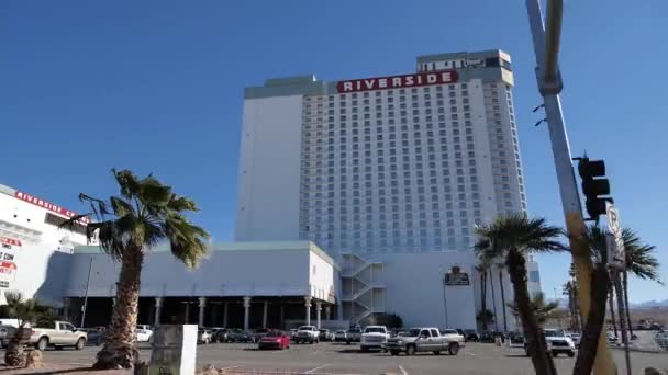 Laughlin, Nevada USA. Didorong oleh Riverside Hotel and Casino pada Hari Sunny — Stok Video