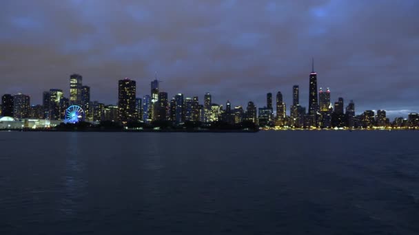 Chicago Cityscape Skyline w nocy, oświetlone molo Navy Pier Ferris Wheel. Śródmieście — Wideo stockowe