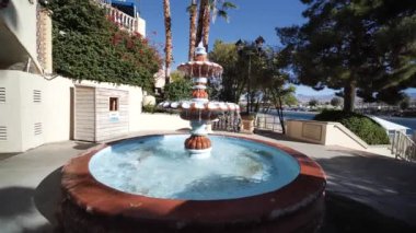 Laughlin, Nevada 'daki otel ve kumarhanenin önündeki şatafatlı çeşme.