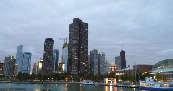 Chicago Downtown und Navy Pier in Twilight, Illinois USA. Lichter an Hochhäusern — Stockvideo
