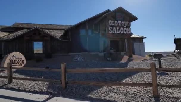 Pasando por Old Town Saloon, Restaurante y Pequeño Casino en Laughlin, Nevada USA — Vídeos de Stock