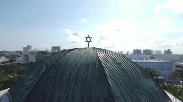 Estrella de David, símbolo judío en la parte superior del templo de la sinagoga, vista aérea de drones — Vídeo de stock