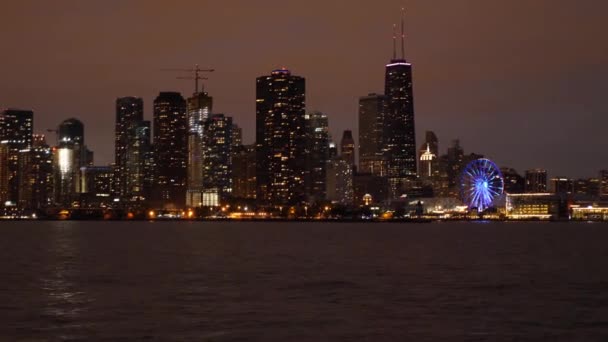 Chicago Navy Pier, Riesenrad und Waterfront Downtown Gebäude bei Nacht — Stockvideo