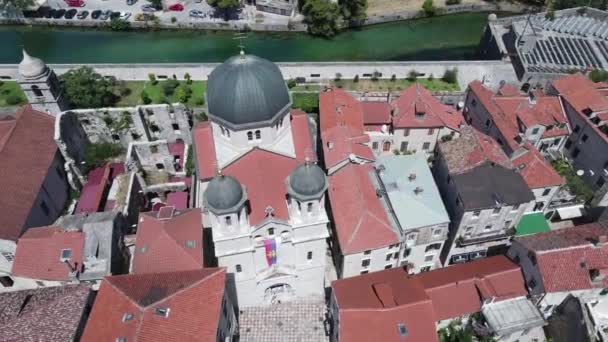 Veduta aerea, Chiesa ortodossa serba nella città vecchia di Kotor, Montenegro il giorno del sole — Video Stock