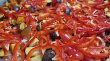 Dilimlenmiş kırmızı biber, domates, patates, salatalık. Sağlıklı Salata Yemeği Hazırlanıyor