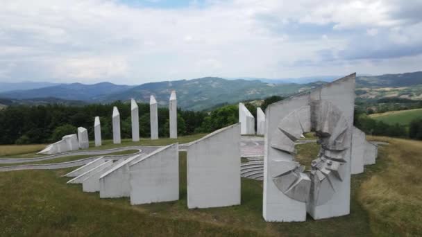 Kadinjaca 2. Dünya Savaşı Anıtı, Uzice, Sırbistan. Anıt Kompleksinin Drone Hava Görüntüsü — Stok video