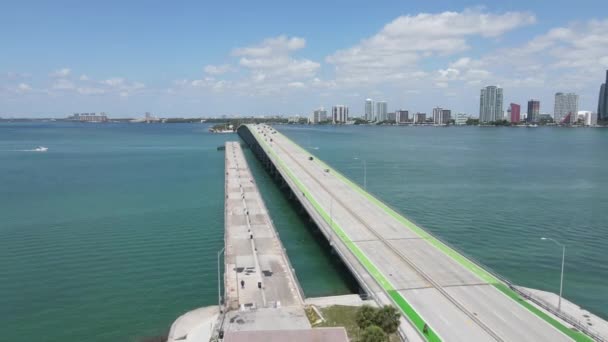 Luchtfoto, Verkeer op Key Biscayne Causeway Bridge, Downtown Miami Verenigde Staten in Back — Stockvideo