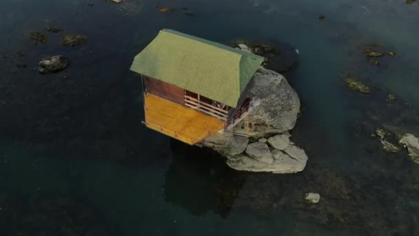 ドリーナ川の家,バジナ・バスタ,セルビア.岩の上のユニークなキャビンの空中ビュー — ストック動画