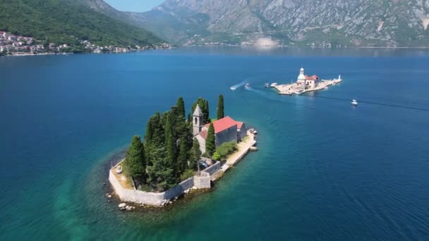 Perast, Montenegro, Drone vista aérea das Ilhas Kotor Bay com a Igreja Católica — Vídeo de Stock
