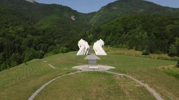 Tjentiste WWII Memorial, Sutjeska National Park Republika Srpska, Bosnia, Aérea — Vídeos de Stock