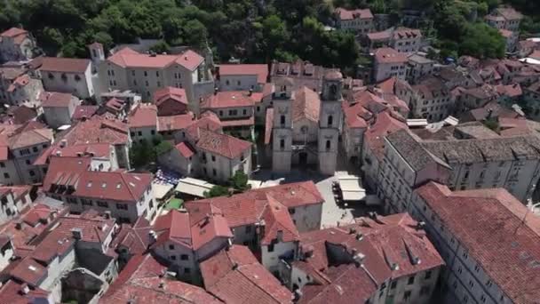 Старый город Котор, Черногория. Вид с высоты беспилотника на собор Святого Трифона — стоковое видео
