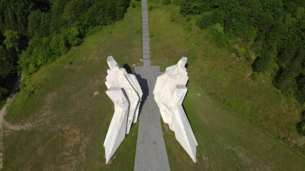 Tjentiste World War II Memorial, Bosnia y Herzegovina. Vista aérea del dron — Vídeos de Stock