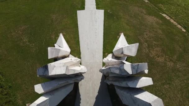 Memoriale Tjentiste della seconda guerra mondiale. Birdseye Vista aerea. Monumento e Green Valley — Video Stock