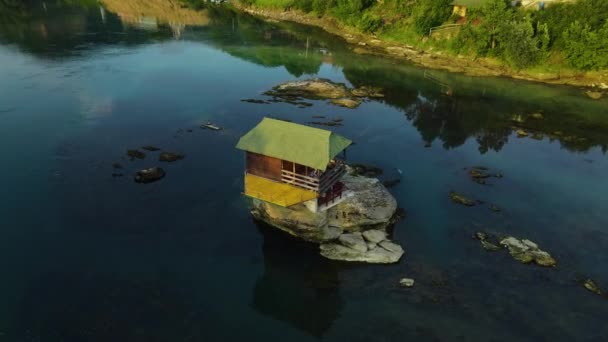 ドライナ川の岩の上の家。セルビアだ。ランドマーク観光名所の空中ビュー — ストック動画