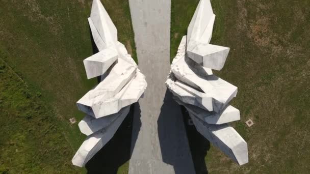 Tjentiste, Bosnia şi Herţegovina. Top Down Aerial View, monument memorial al doilea război mondial — Videoclip de stoc