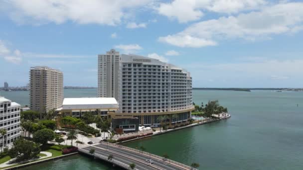 Miami, USA. Drone Aerial View, ekskluzywne budynki nabrzeża i hotele, Brickell — Wideo stockowe