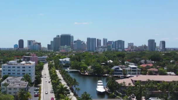 Flygfoto över centrala Fort Lauderdale, Florida USA. Centrala byggnader, trafik — Stockvideo