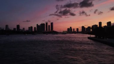 Miami USA, Waterfront Binalarının Havadan Görünümü, Twilight 'ta Gökyüzü