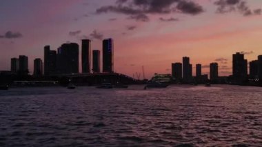Miami Alacakaranlık, Renkli Günbatımı Gökyüzü Hava Görüntüsü, Şehir Merkezi Binaları, Tekneler