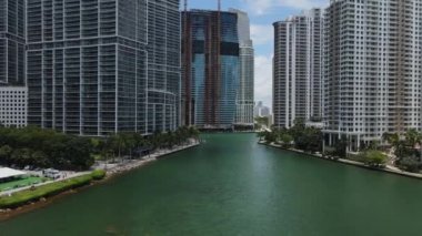 Hava manzaralı, Miami körfezi, şehir merkezindeki gökdelenler. Şehrin insansız hava aracı görüntüsü