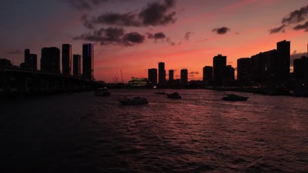 Miami, Florida Verenigde Staten, Luchtfoto van zonsondergang Twilight Sky boven wolkenkrabbers, Water — Stockvideo