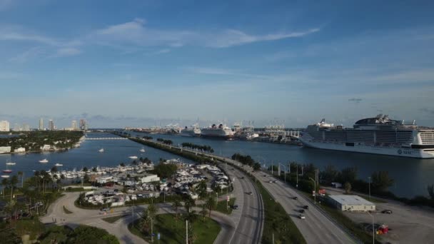 Miami Florida USA, Luftaufnahme, Kreuzfahrtschiff Port Terminal und MacArthur Causeway — Stockvideo