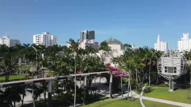 Widok z powietrza, Soundscape Park, Synagoga żydowska, Ruch uliczny na South Beach Miami USA — Wideo stockowe