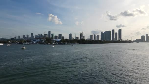 Luchtfoto van het centrum van Miami van Intracoastal Waterway, Boast and Building — Stockvideo