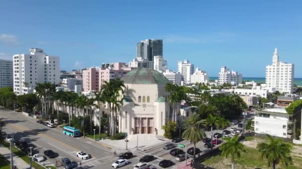 Letecký pohled na chrám Emanu-El, Židovská synagoga v South Beach, Miami USA — Stock video