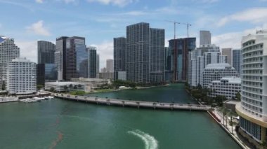 Miami, Florida, ABD, Gökdelenler ve Köprü 'nün insansız hava aracı görüntüsü
