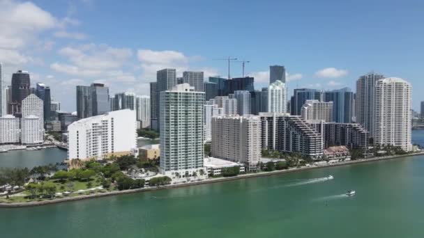 Вид с высоты птичьего полета, Miami Florida Upscale Waterfront Building, Boats in Water — стоковое видео